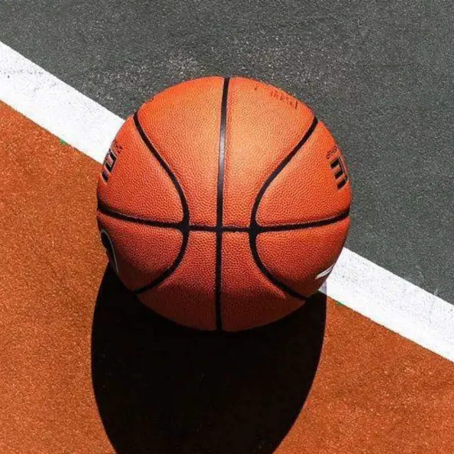 英超焦点战：利物浦逆袭、热刺险平与曼联激战险胜